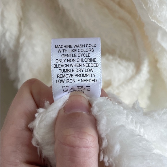 ULTA Fuzzy Robe - Picture 13 of 14